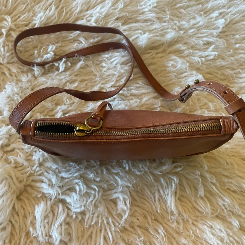 Madewell | the Simple Crossbody Bag ~ English Saddle - Picture 3 of 7